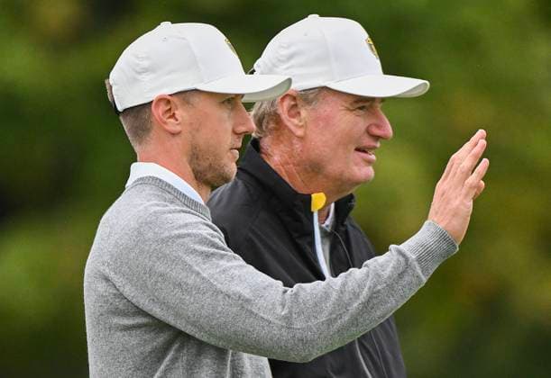 September 25, 2024, Montreal, Pq, Canada: International team member Mackenzie Hughes of Canada, left, talks with assistant captain Ernie Els of South Africa during a practice round at the Presidents Cup at Royal Montreal Golf Club in Montreal, Wednesday, Sept. 25, 2024. Canada News - September 25, 2024 - ZUMAc35_ 20240925_zaf_c35_041 Copyright: xGrahamxHughesx