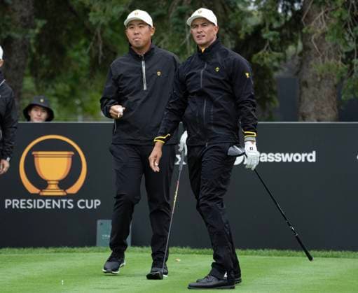 September 25, 2024, Montreal, Pq, Canada: International team members Byeong Hun An of South Korea, left, and Adam Scott of Australia, tee off during practice at the Presidents Cup golf tournament at the Royal Montreal Golf Club, Wednesday, Sept. 25, 2024 in Montreal. Canada News - September 25, 2024 - ZUMAc35_ 20240925_zaf_c35_046 Copyright: xRyanxRemiorzx