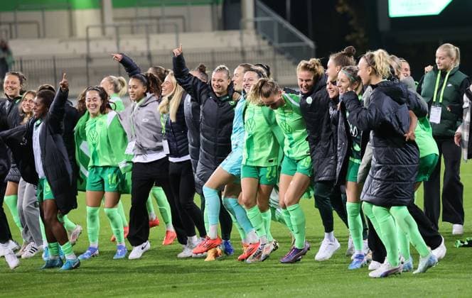 Frauen UWCL: VfL Wolfsburg vs AC Florenz Wolfsburg, 25.09.2024, Fußball, Frauen, Saison 24 25, Women s Champions League, Qualifikation, 2. Runde, Rückspiel, VfL Wolfsburg vs ACF Fiorentina, Bild zeigt: Die Mannschaft des VfL feiert nach dem Abpiff mit den Fans Wolfsburg