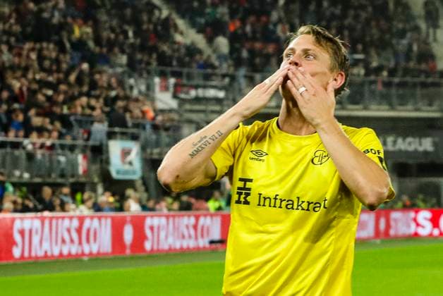 ALKMAAR - 25-09-2024, AFAS Stadium. UEFA Europa League, season 2024 2025 during the match AZ - Elfsborg. Elfsborg player Simon Hedlund celebrating the goal.. fotboll football soccer fotball uefa europa league az alkmaar elfsborg bbeng Copyright: VINCENTxDExVRIES BB240925BB479
