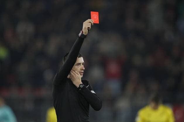 ALKMAAR - Referee Juxhin Xhaja gives a red card to Sebastian Holmen of IF Elfsborg during the UEFA Europa League match between AZ Alkmaar and IF Elfsborg at AFAS stadium on Sept. 25, 2024 in Alkmaar, Netherlands. ANP BART STOUTJESDIJK UEFA Europa League 2024 25 League Phase MD1 2024 25 xVIxANPxSportx xxANPxIVx 509365459 originalFilename: 509365459.jpg