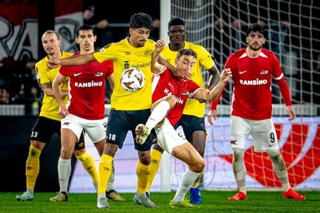 IF Elfsborg midfielder Ahmed Qasem, AZ Alkmaar midfielder Zico Buurmeester, during the match AZ - Elfsborg at the AZ Stadium for the UEFA Europa League - League phase - Matchday 1 season 2024-2025 in ALKMAAR, Netherlands on 25 september 2024, (photo by Marcel van Dorst EYE4images DeFodi Images) Defodi-746_190548