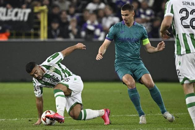 RSC Anderlecht v Ferencvaros - UEFA Europa League ANDERLECHT, BELGIUM - SEPTEMBER 25 : Dendoncker Leander defender of RSC Anderlecht and Abu Fani Mohammad midfielder of Ferencvaros in action pictured during the UEFA Europa League match, League phase - Matchday 1, between RSC Anderlecht and Ferencvaros on September 25, 2024 in Anderlecht, Belgium, 25-09-24 Anderlecht Belgium  Copyright: xPeterxDexVoechtx