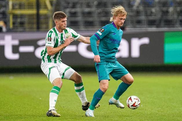 2024-09-25 RSC Anderlecht v Ferencvaros - UEFA Europa League 2024 25 League Phase MD1 BRUSSELS, BELGIUM - SEPTEMBER 25: Gabor Szalai of Ferencvarosi TC, Kasper Dolberg of RSC Anderlecht battle for the ball during the UEFA Europa League 2024 25 League Phase MD1 match between RSC Anderlecht and Ferencvaros at RSC Anderlecht Stadium on September 25, 2024 in Brussels, Belgium. Brussels RSC Anderlecht Stadium Belgium Content not available for redistribution in The Netherlands directly or indirectly through any third parties. Copyright: xJorisxVerwijstx