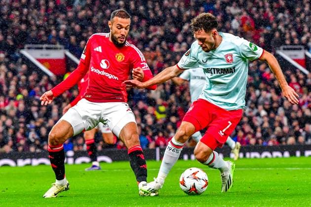 MANCHESTER, Stadium Old Trafford, 25-09-2024 , season 2024 2025, UEFA FIFA internationaal , Europa League , during the match Manchester United, ManU - Twente , Manchester United player Noussair Mazraoui and FC Twente player Mitchell van Bergen Manchester United - Twente  x26339130x Copyright: