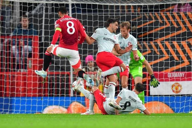 MANCHESTER, Stadium Old Trafford, 25-09-2024 , season 2024 2025, UEFA FIFA internationaal , Europa League , during the match Manchester United, ManU - Twente , Manchester United player Bruno Fernandes , FC Twente player Youri Regeer , FC Twente player Bart van Rooij Manchester United - Twente x26339251x Copyright:
