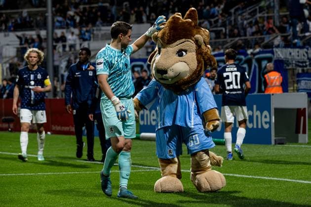 Sport Themen der Woche KW39 Sport Bilder des Tages Auch Maskottchen Sechzger (TSV 1860 Muenchen) freut sich mit Rene Vollath (Torwart, TSV 1860 Muenchen, 11) ueber den Sieg. GER, TSV 1860 Muenchen gegen Hannover 96 II U23, Fussball, 3. Bundesliga, 7. Spieltag, Saison 2024 2025, 25.09.2024. (DFL DFB REGULATIONS PROHIBIT ANY USE OF PHOTOGRAPHS as IMAGE SEQUENCES and or QUASI-VIDEO). GER, TSV 1860 Muenchen gegen Hannover 96 II U23, Fussball, 3. Bundesliga, 7. Spieltag, Saison 2024 2025, 25.09.2024. Muenchen *** Mascot Sechzger TSV 1860 Muenchen is also happy with Rene Vollath goalkeeper, TSV 1860 Muenchen, 11 about the victory GER, TSV 1860 Muenchen against Hannover 96 II U23, Football, 3 Bundesliga, Matchday 7, Season 2024 2025, 25 09 2024 DFL DFB REGULATIONS PROHIBIT ANY USE OF PHOTOGRAPHS as IMAGE SEQUENCES and or QUASI VIDEO GER, TSV 1860 Muenchen vs Hannover 96 II U23, Football, 3 Bundesliga, Matchday 7, Season 2024 2025, 25 09 2024 Muenchen Copyright: xEibner-Pressefoto HeikexFeinerx EP_HFR