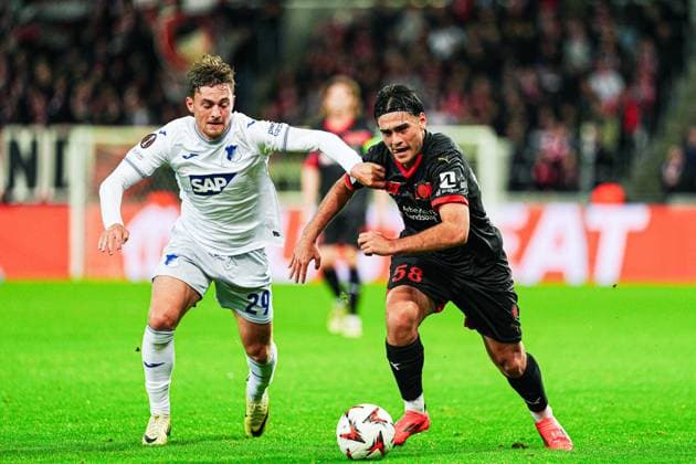 Jacob Bruun Larsen (TSG 1899 Hoffenheim, 29), Aral Simsir (FC Midtjylland, 58) DEN, FC Midtjylland vs. TSG 1899 Hoffenheim, Fussball, UEFA Europa League, Spieltag 1, Spielzeit 2024 25, 25.09.2024 DEN, FC Midtjylland vs. TSG 1899 Hoffenheim, Fussball, UEFA Europa League, Spieltag 1, Spielzeit 2024 25, 25.09.2024 Herning Copyright: xEibner-Pressefoto MarcelxvonxFehrnx EP_MFN