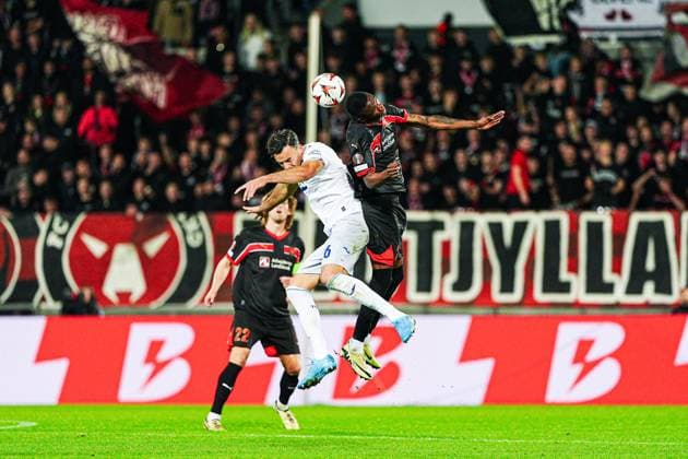 Kopfballduell Luftzweikampf Haris Tabakovic (TSG 1899 Hoffenheim, 26), Denil Castillo (FC Midtjylland, 21) DEN, FC Midtjylland vs. TSG 1899 Hoffenheim, Fussball, UEFA Europa League, Spieltag 1, Spielzeit 2024 25, 25.09.2024 DEN, FC Midtjylland vs. TSG 1899 Hoffenheim, Fussball, UEFA Europa League, Spieltag 1, Spielzeit 2024 25, 25.09.2024 Herning Copyright: xEibner-Pressefoto MarcelxvonxFehrnx EP_MFN