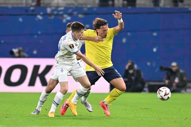 UEFA Europa League, Dynamo Kiew vs S.S.Lazio Rom 25.09.2024, Volksparkstadion, Hamburg, UEFA Europa League, Dynamo Kiew vs S.S.Lazio Rom im Bild Luca Pellegrini (Lazio 03) versucht sich gegen Vladyslav Vanat (Kiew 11) durchzusetzen