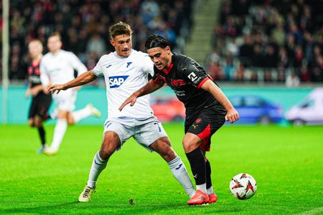 Tom Bischof (TSG 1899 Hoffenheim, 07), Aral Simsir (FC Midtjylland, 58) DEN, FC Midtjylland vs. TSG 1899 Hoffenheim, Fussball, UEFA Europa League, Spieltag 1, Spielzeit 2024 25, 25.09.2024 DEN, FC Midtjylland vs. TSG 1899 Hoffenheim, Fussball, UEFA Europa League, Spieltag 1, Spielzeit 2024 25, 25.09.2024 Herning Copyright: xEibner-Pressefoto MarcelxvonxFehrnx EP_MFN