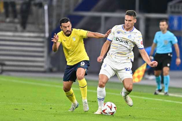 UEFA Europa League, Dynamo Kiew vs S.S.Lazio Rom 25.09.2024, Volksparkstadion, Hamburg, UEFA Europa League, Dynamo Kiew vs S.S.Lazio Rom im Bild Pedro Rodriguez (Lazio 09) versucht sich gegen Oleksandr Tymchyk (Kiew 24) durchzusetzen
