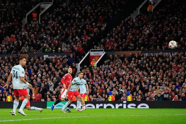 Manchester United, ManU v FC Twente Europa League 25 09 2024. Christian Eriksen (14) of Manchester United scores to make it 1-0 during the Europa League match between Manchester United and FC Twente at Old Trafford, Manchester, England on 25 September 2024. Manchester Old Trafford Greater Manchester England Editorial use only , Copyright: xConorxMolloyx PSI-20476-0022
