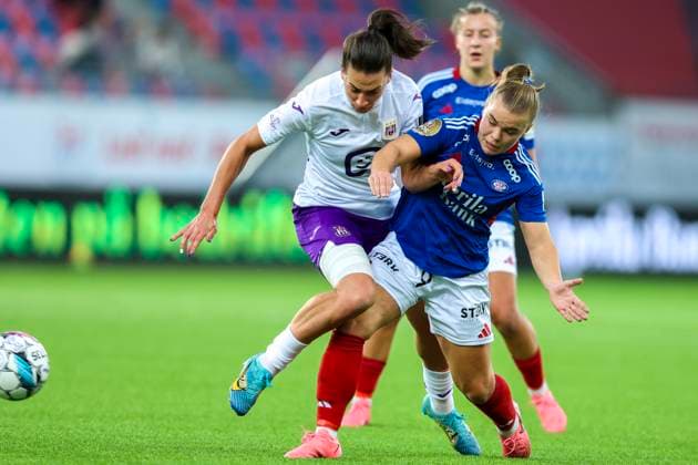 Women s Champions League Vaalerenga Norway Anderlecht Belgium Oslo 20240925 VIF s Olaug Tvedten and Anderlecht s Nikki Ljzerman during the Champions League qualification match between Valerenga IF and Anderlecht Belgium at the Intility Arena in Oslo Photo Amanda Pedersen Giske NTB Oslo Norway EDITORIAL USE ONLY RESTRICTED USE FOR BETTING COMPANIES  Copyright: xAmandaxPedersenxGiskex xNTBx