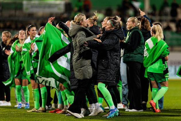 UEFA Women’s Champions League: VfL Wolfsburg - Fiorentina Women s FC; 25.09.2024 Die Spielerinnen des VfL Wolfsburg feiern den Sieg und damit Einzug in die Gruppenphase der UEFA WOMEN’S Champions League Merle Frohms (VfL Wolfsburg, 1), Kathy Hendrich (VfL Wolfsburg, 4) UEFA Women’s Champions League: VfL Wolfsburg - Fiorentina Women s FC; Wolfsburg, AOK Stadion am 25.09.2024 Copyright: xBEAUTIFULxSPORTS Wunderlx