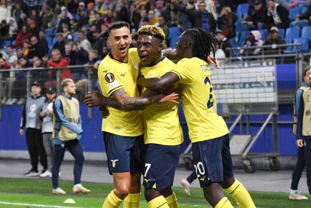 Sport Bilder des Tages UEFA Europa League, Dynamo Kiew vs S.S.Lazio Rom 25.09.2024, Volksparkstadion, Hamburg, UEFA Europa League, Dynamo Kiew vs S.S.Lazio Rom im Bild Fisayo Dele-Bshiru (Lazio 07) schiesst das Tor zum 2-0 fuer Lazio und jubelt mit der Mannschaft