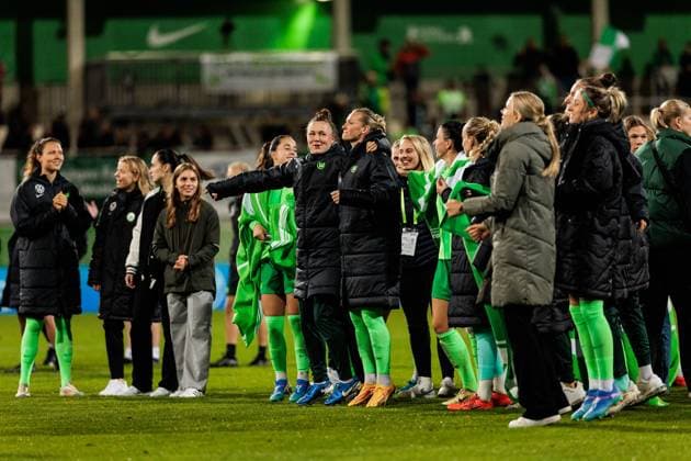 UEFA Women’s Champions League: VfL Wolfsburg - Fiorentina Women s FC; 25.09.2024 Die Spielerinnen des VfL Wolfsburg feiern den Sieg und damit Einzug in die Gruppenphase der UEFA WOMEN’S Champions League Marina Hegering (VfL Wolfsburg, 31), Alexandra Popp (VfL Wolfsburg, 11) UEFA Women’s Champions League: VfL Wolfsburg - Fiorentina Women s FC; Wolfsburg, AOK Stadion am 25.09.2024 Copyright: xBEAUTIFULxSPORTS Wunderlx