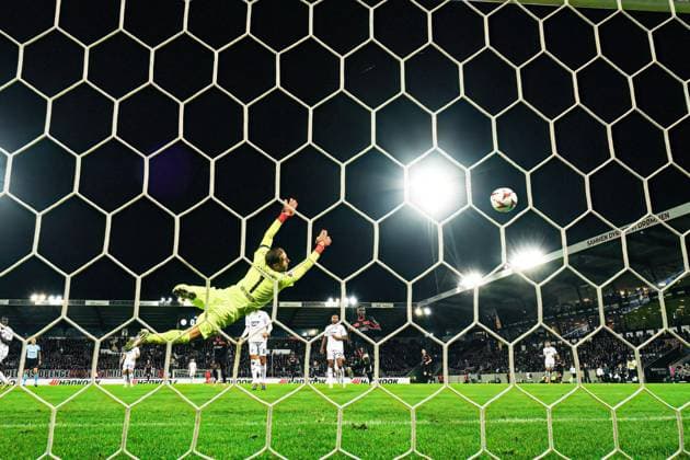 Sport Themen der Woche KW39 Sport Bilder des Tages Tor zum 1:0 Dario Osorio (FC Midtjylland, 11), Remote Hintertorkamera DEN, FC Midtjylland vs. TSG 1899 Hoffenheim, Fussball, UEFA Europa League, Spieltag 1, Spielzeit 2024 25, 25.09.2024 DEN, FC Midtjylland vs. TSG 1899 Hoffenheim, Fussball, UEFA Europa League, Spieltag 1, Spielzeit 2024 25, 25.09.2024 Herning *** Goal for 1 0 Dario Osorio FC Midtjylland, 11 , Remote rear goal camera DEN, FC Midtjylland vs TSG 1899 Hoffenheim, Football, UEFA Europa League, Matchday 1, Season 2024 25, 25 09 2024 DEN, FC Midtjylland vs TSG 1899 Hoffenheim, Football, UEFA Europa League, Matchday 1, Season 2024 25, 25 09 2024 Herning Copyright: xEibner-Pressefoto MarcelxvonxFehrnx EP_MFN