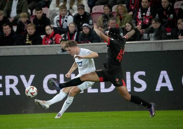 Europa League, FC Midtjylland vs TSG 1899 Hoffenheim 25.09.2024, MCH Arena, Herning, Europa League, FC Midtjylland vs TSG 1899 Hoffenheim , im Bild Marius Bülter (Hoffenheim), Kevin Mbabu (Midtjylland) Herning MCH Arena Dänemark
