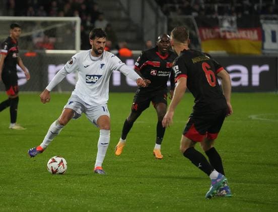 Europa League, FC Midtjylland vs TSG 1899 Hoffenheim 25.09.2024, MCH Arena, Herning, Europa League, FC Midtjylland vs TSG 1899 Hoffenheim , im Bild Florian Grillitsch (Hoffenheim), Joel Andersson (Midtjylland) Herning MCH Arena Dänemark