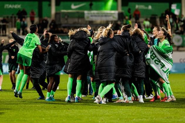UEFA Women’s Champions League: VfL Wolfsburg - Fiorentina Women s FC; 25.09.2024 Die Spielerinnen des VfL Wolfsburg feiern den Sieg und damit Einzug in die Gruppenphase der UEFA WOMEN’S Champions League UEFA Women’s Champions League: VfL Wolfsburg - Fiorentina Women s FC; Wolfsburg, AOK Stadion am 25.09.2024 Copyright: xBEAUTIFULxSPORTS Wunderlx