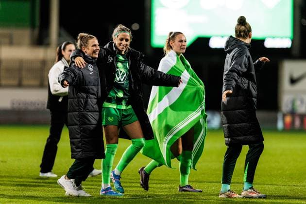 Sport Bilder des Tages UEFA Women’s Champions League: VfL Wolfsburg - Fiorentina Women s FC; 25.09.2024 Die Spielerinnen des VfL Wolfsburg feiern den Sieg und damit Einzug in die Gruppenphase der UEFA WOMEN’S Champions League Svenja Huth (VfL Wolfsburg. 10), Kathy Hendrich (VfL Wolfsburg, 4), Sarai Linder (VfL Wolfsburg, 39) UEFA Women’s Champions League: VfL Wolfsburg - Fiorentina Women s FC; Wolfsburg, AOK Stadion am 25.09.2024 Copyright: xBEAUTIFULxSPORTS Wunderlx