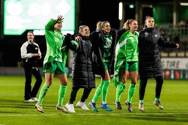 UEFA Women’s Champions League: VfL Wolfsburg - Fiorentina Women s FC; 25.09.2024 Die Spielerinnen des VfL Wolfsburg feiern den Sieg und damit Einzug in die Gruppenphase der UEFA WOMEN’S Champions League Chantal Hagel (VfL Wolfsburg, 7), Svenja Huth (VfL Wolfsburg. 10), Kathy Hendrich (VfL Wolfsburg, 4), Sarai Linder (VfL Wolfsburg, 39) UEFA Women’s Champions League: VfL Wolfsburg - Fiorentina Women s FC; Wolfsburg, AOK Stadion am 25.09.2024 Copyright: xBEAUTIFULxSPORTS Wunderlx