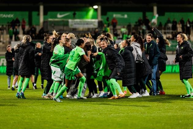 UEFA Women’s Champions League: VfL Wolfsburg - Fiorentina Women s FC; 25.09.2024 Die Spielerinnen des VfL Wolfsburg feiern den Sieg und damit Einzug in die Gruppenphase der UEFA WOMEN’S Champions League UEFA Women’s Champions League: VfL Wolfsburg - Fiorentina Women s FC; Wolfsburg, AOK Stadion am 25.09.2024 Copyright: xBEAUTIFULxSPORTS Wunderlx