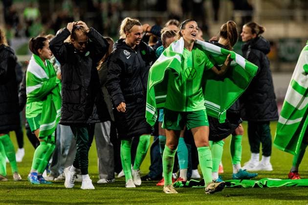 UEFA Women’s Champions League: VfL Wolfsburg - Fiorentina Women s FC; 25.09.2024 Die Spielerinnen des VfL Wolfsburg feiern den Sieg und damit Einzug in die Gruppenphase der UEFA WOMEN’S Champions League Chantal Hagel (VfL Wolfsburg, 7) UEFA Women’s Champions League: VfL Wolfsburg - Fiorentina Women s FC; Wolfsburg, AOK Stadion am 25.09.2024 Copyright: xBEAUTIFULxSPORTS Wunderlx