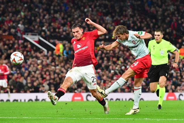 MANCHESTER, Stadium Old Trafford, 25-09-2024 , season 2024 2025, UEFA FIFA internationaal , Europa League , during the match Manchester United, ManU - Twente , Manchester United player Mamuel Ugarte and FC Twente player Sem Steijn Manchester United - Twente  x26339598x Copyright: