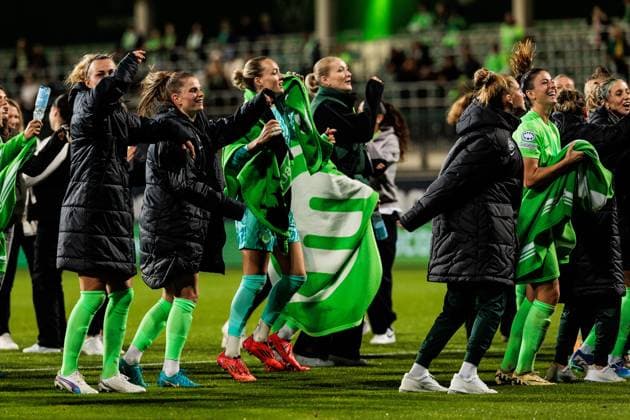 UEFA Women’s Champions League: VfL Wolfsburg - Fiorentina Women s FC; 25.09.2024 Die Spielerinnen des VfL Wolfsburg feiern den Sieg und damit Einzug in die Gruppenphase der UEFA WOMEN’S Champions League Lena Lattwein (VfL Wolfsburg, 8), Tabea Sellner (VfL Wolfsburg, 28), Lisa Schmitz (VfL Wolfsburg, 22) UEFA Women’s Champions League: VfL Wolfsburg - Fiorentina Women s FC; Wolfsburg, AOK Stadion am 25.09.2024 Copyright: xBEAUTIFULxSPORTS Wunderlx