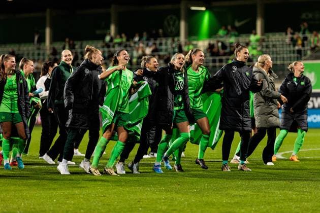 UEFA Women’s Champions League: VfL Wolfsburg - Fiorentina Women s FC; 25.09.2024 Die Spielerinnen des VfL Wolfsburg feiern den Sieg und damit Einzug in die Gruppenphase der UEFA WOMEN’S Champions League Janina Minge (VfL Wolfsburg, 6), Chantal Hagel (VfL Wolfsburg, 7), Svenja Huth (VfL Wolfsburg. 10), Kathy Hendrich (VfL Wolfsburg, 4), Sarai Linder (VfL Wolfsburg, 39) UEFA Women’s Champions League: VfL Wolfsburg - Fiorentina Women s FC; Wolfsburg, AOK Stadion am 25.09.2024 Copyright: xBEAUTIFULxSPORTS Wunderlx