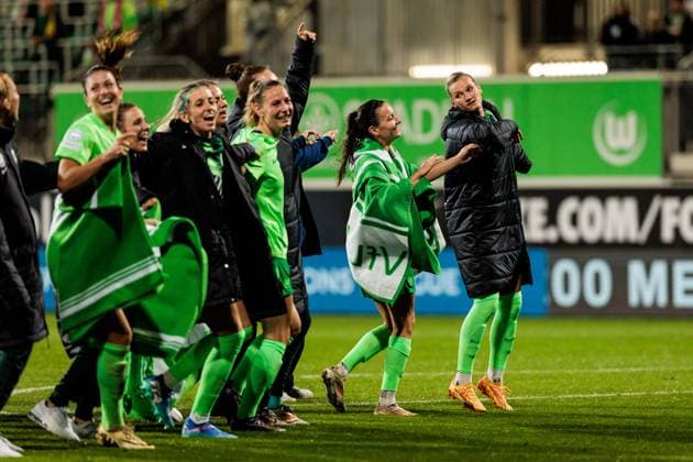 UEFA Women’s Champions League: VfL Wolfsburg - Fiorentina Women s FC; 25.09.2024 Die Spielerinnen des VfL Wolfsburg feiern den Sieg und damit Einzug in die Gruppenphase der UEFA WOMEN’S Champions League Joelle Wedemeyer (VfL Wolfsburg, 24), Alexandra Popp (VfL Wolfsburg, 11) UEFA Women’s Champions League: VfL Wolfsburg - Fiorentina Women s FC; Wolfsburg, AOK Stadion am 25.09.2024 Copyright: xBEAUTIFULxSPORTS Wunderlx