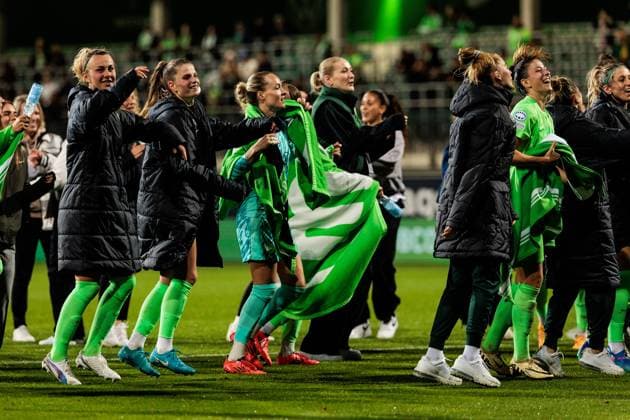 UEFA Women’s Champions League: VfL Wolfsburg - Fiorentina Women s FC; 25.09.2024 Die Spielerinnen des VfL Wolfsburg feiern den Sieg und damit Einzug in die Gruppenphase der UEFA WOMEN’S Champions League Lena Lattwein (VfL Wolfsburg, 8), Tabea Sellner (VfL Wolfsburg, 28), Lisa Schmitz (VfL Wolfsburg, 22) UEFA Women’s Champions League: VfL Wolfsburg - Fiorentina Women s FC; Wolfsburg, AOK Stadion am 25.09.2024 Copyright: xBEAUTIFULxSPORTS Wunderlx