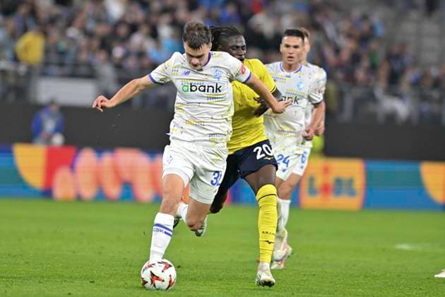UEFA Europa League, Dynamo Kiew vs S.S.Lazio Rom 25.09.2024, Volksparkstadion, Hamburg, UEFA Europa League, Dynamo Kiew vs S.S.Lazio Rom im Bild Loum Tchaouna (Lazio 20) versucht sich gegen Taras Mykhavko (Kiew 32) durchzusetzen