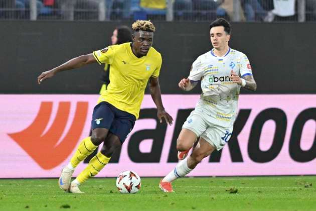 UEFA Europa League, Dynamo Kiew vs S.S.Lazio Rom 25.09.2024, Volksparkstadion, Hamburg, UEFA Europa League, Dynamo Kiew vs S.S.Lazio Rom im Bild Fisayo Dele-Bahiru (Lazio 07) versucht sich gegen Mykola Shaparenko (Kiew 10) durchzusetzen