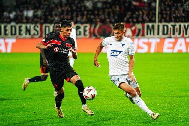 Dario Osorio (FC Midtjylland, 11), Tom Bischof (TSG 1899 Hoffenheim, 07) DEN, FC Midtjylland vs. TSG 1899 Hoffenheim, Fussball, UEFA Europa League, Spieltag 1, Spielzeit 2024 25, 25.09.2024 DEN, FC Midtjylland vs. TSG 1899 Hoffenheim, Fussball, UEFA Europa League, Spieltag 1, Spielzeit 2024 25, 25.09.2024 Herning Copyright: xEibner-Pressefoto MarcelxvonxFehrnx EP_MFN