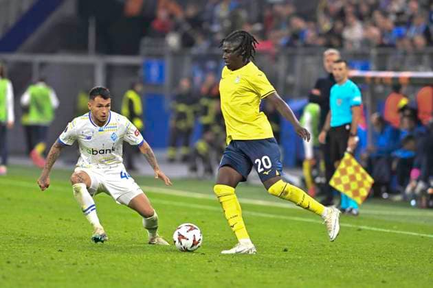 UEFA Europa League, Dynamo Kiew vs S.S.Lazio Rom 25.09.2024, Volksparkstadion, Hamburg, UEFA Europa League, Dynamo Kiew vs S.S.Lazio Rom im Bild Loum Tchaouna (Lazio 20) versucht sich gegen Vladyslav Dubinchak (Kiew 44) durchzusetzen