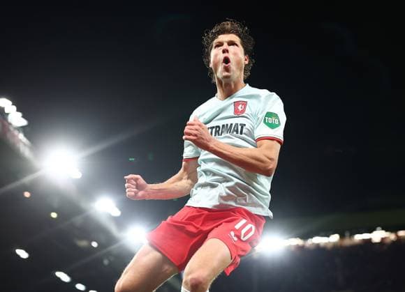 Sport Bilder des Tages Sam Lammers of FC Twente celebrates scoring a goal to make it 1-1 Manchester United, ManU v FC Twente, UEFA Europa League, Group Stage, Football, Old Trafford, Manchester, UK, 25 Sep 2024 EDITORIAL USE ONLY No use with unauthorised audio, video, data, fixture lists, club league logos or live services. Online in-match use limited to 120 images, no video emulation. No use in betting, games or single club league player publications.  Copyright: xMattxWest Shutterstockx 14735174ay