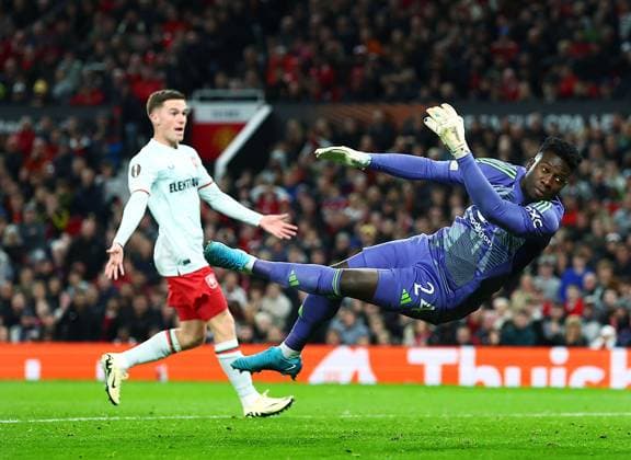 Sport Bilder des Tages Manchester United, ManU goalkeeper Andre Onana fails to stop the shot from Sam Lammers of FC Twente 1-1 Manchester United v FC Twente, UEFA Europa League, Group Stage, Football, Old Trafford, Manchester, UK, 25 Sep 2024 EDITORIAL USE ONLY No use with unauthorised audio, video, data, fixture lists, club league logos or live services. Online in-match use limited to 120 images, no video emulation. No use in betting, games or single club league player publications.  Copyright: xMattxWest Shutterstockx 14735174be