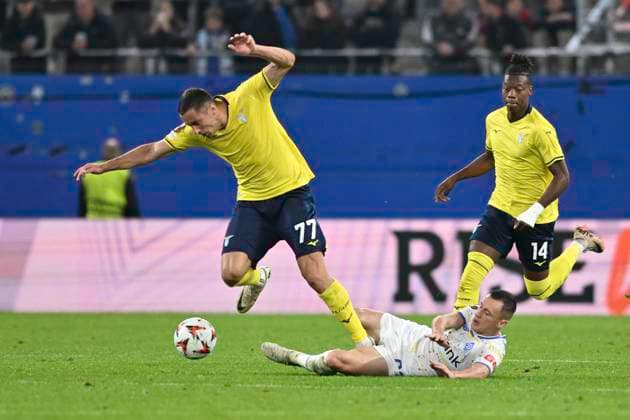 UEFA Europa League, Dynamo Kiew vs S.S.Lazio Rom 25.09.2024, Volksparkstadion, Hamburg, UEFA Europa League, Dynamo Kiew vs S.S.Lazio Rom im Bild Adam Marusic (Lazio 77) versucht sich gegen Vladyslav Kabiew (Kiew 22) durchzusetzen