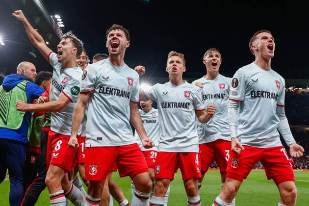 Sport Bilder des Tages Sam Lammers of FC Twente celebrating his goal with Daan Rots of FC Twente, Mitchell van Bergen, Mathias Kjolo of FC Twente , UEFA Europa League 2024 25 League Phase MD1, Manchester United, ManU v FC Twente, Old Trafford, September 25, 2024, Manchester, England.