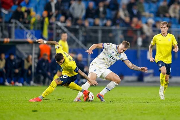 Hamburg, 25. September 2024 - Fußball, UEFA Europa League 2024 25, Dynamo Kiew - Lazio Rom: Mattia Zaccagni (Lazio Rom, 10), Volodymyr Brazhko (Dynamo Kiew, 6)