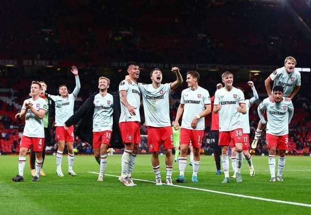 FC Twente players celebrate at the end of the match Manchester United, ManU v FC Twente, UEFA Europa League, Group Stage, Football, Old Trafford, Manchester, UK, 25 Sep 2024 EDITORIAL USE ONLY No use with unauthorised audio, video, data, fixture lists, club league logos or live services. Online in-match use limited to 120 images, no video emulation. No use in betting, games or single club league player publications.  Copyright: xMattxWest Shutterstockx 14735174bl