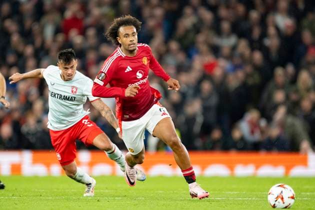 Old Trafford MANCHESTER, ENGLAND - SEPTEMBER 25: Joshua Zirkzee of Manchester Utd. (R) is challenged by Mees Hilgers of Twente (L) during the UEFA Europa League 2024 25 League Phase MD 1 match between Manchester United, ManU v FC Twente at Old Trafford on September 25, 2024 in Manchester, England. (Photo by Richard Callis SPP) (Richard Callis SPP) Copyright: xRichardxCallis SPPx spp-en-RiCa-RC4_RIC_ManchesterUtd_Twente_25Sep2024_EN082