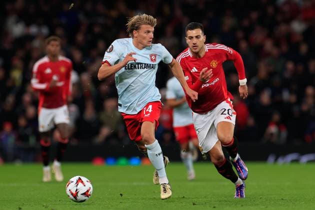 Manchester United, ManU v FC Twente Europa League 25 09 2024. Sem Steijn (14) of FC Twente is chased by Diogo Dalot (20) of Manchester United during the Europa League match between Manchester United and FC Twente at Old Trafford, Manchester, England on 25 September 2024. Manchester Old Trafford Greater Manchester England Editorial use only , Copyright: xConorxMolloyx PSI-20476-0055