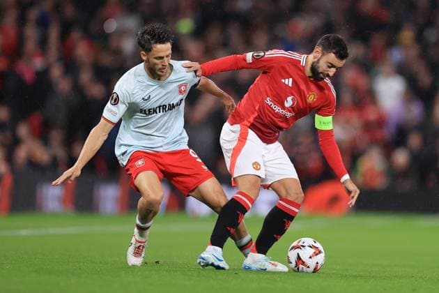 Football - UEFA Europa League - League Phase - Manchester United, ManU v FC Twente 25th September 2024 - UEFA Europa League - League Phase - Manchester United v FC Twente - Ricky van Wolfswinkel of FC Twente battles with Bruno Fernandes of Manchester United - Photo: Simon Stacpoole Offside. Manchester UK Copyright: xSimonxStacpoolexOffside