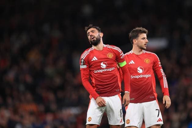 Football - UEFA Europa League - League Phase - Manchester United, ManU v FC Twente 25th September 2024 - UEFA Europa League - League Phase - Manchester United v FC Twente - Bruno Fernandes of Manchester United (L) and Mason Mount of Manchester United look dejected - Photo: Simon Stacpoole Offside. Manchester UK Copyright: xSimonxStacpoolexOffside