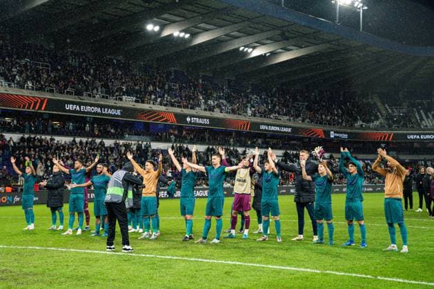 2024-09-25 RSC Anderlecht v Ferencvaros - UEFA Europa League 2024 25 League Phase MD1 BRUSSELS, BELGIUM - SEPTEMBER 25: players of RSC Anderlecht thank the fans during the UEFA Europa League 2024 25 League Phase MD1 match between RSC Anderlecht and Ferencvaros at RSC Anderlecht Stadium on September 25, 2024 in Brussels, Belgium. Brussels RSC Anderlecht Stadium Belgium Content not available for redistribution in The Netherlands directly or indirectly through any third parties. Copyright: xJorisxVerwijstx