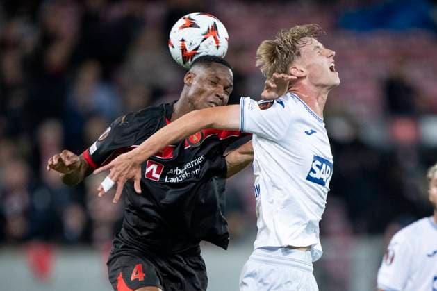 Sport Bilder des Tages FC Midtjylland s Ousmane Diao (L) vies for the ball with Hoffenheim s Max Moerstedt during the UEFA Europa League match between FC Midtjylland and TSG 1899 Hoffenheim at MCH Arena in Herning Wednesday, September 25, 2024. , Herning Denmark Mors Copyright: BoxAmrstrupx xRitzauxScanpix BoxAmstrupx spdk20240925-231017-L
